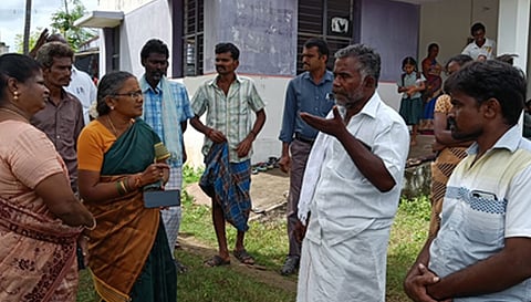 விடுமுறை அளிக்க வலியுறுத்தி பள்ளி முன்பு பெற்றோர் குவிந்திருந்த காட்சி. 