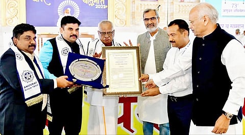 முன்னாள் ஜனாதிபதி அப்துல் கலாமுக்கு தனியார் அறக்கட்டளை சார்பில் வழங்கப்பட்ட அனுவ்ராட் புரஷ்கார் விருதை அவரது பேரன்கள் சேக்சலீம், சேக்தாவூத் பெற்றுக்கொண்டனர்.