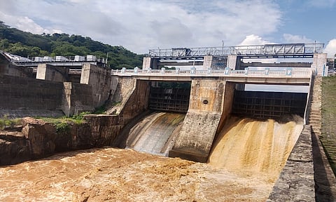 கோமுகி அணையில் இருந்து தண்ணீர் வெளியேறும் காட்சி.