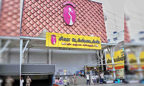 திருப்பூரில் 2-வது நாளாக வருமான வரித்துறையினர் சோதனை நடத்தி வரும் சிவா டெக்ஸ்டைல்ஸ் ஜவுளி நிறுவனத்தை படத்தில் காணலாம்.
