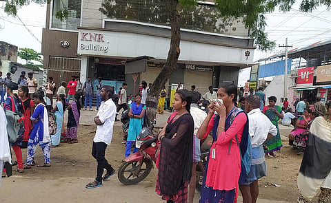 தூத்துக்குடி- திருச்செந்தூர் சாலை உப்பாற்று ஓடை மேம்பால பணி நடைபெறுவதால் போக்குவரத்து சிரமம் ஏற்பட்டுள்ளது. இதனால் முத்தையாபுரத்தில் பள்ளி கல்லூரி மாணவ- மாணவிகள் மற்றும் பொதுமக்கள் பஸ்சுக்காக நீண்ட நேரமாக காத்திருக்கும் காட்சி.