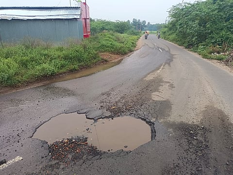 வடுகபாளையத்தில்சாலையின் நடுவே திடீர் பள்ளம்