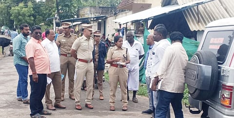 முற்றுகை போராட்டத்தில் ஈடுபட்டவர்களை படத்தில் காணலாம். 