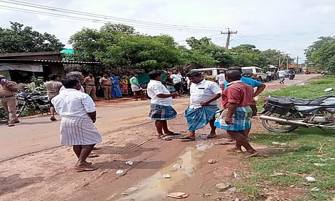 கிழக்கு ராமாபுரம் பகுதியில் எதிர்ப்பு தெரிவித்து திரண்ட மக்களை படத்தில் காணலாம்.