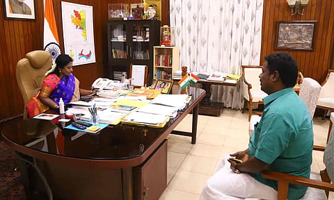 கவர்னர் தமிழிசையிடம் கல்யாணசுந்தரம் எம்.எல்.ஏ. மனு அளித்த காட்சி.