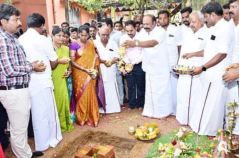 மானாமதுரை நகராட்சி புதிய அலுவலக கட்டுமான பணிகளுக்கு அமைச்சர் கே.ஆர்.பெரியகருப்பன் அடிக்கல் நாட்டினார். அருகில் தமிழரசி எம்.எல்.ஏ., நகரசபை தலைவர் மாரியப்பன் கென்னடி, துணைத்தலைவர் பாலசுந்தரம், நகராட்சி ஆணையாளர் சக்திவேல், திருப்புவனம் பேரூராட்சி தலைவர் சேங்கைமாறன் உள்ளனர். 