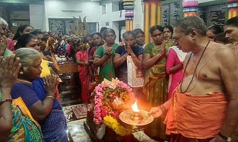 விழாவில் சாமிக்கு தீபாராதனை காட்டப்பட்டது.