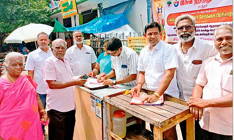புதுவையில் விஸ்வ இந்து பரிஷத் உறுப்பினர் சேர்க்கையை மேலிட பொறுப்பாளர் வேல்முருகன் தொடங்கி வைத்த காட்சி. 