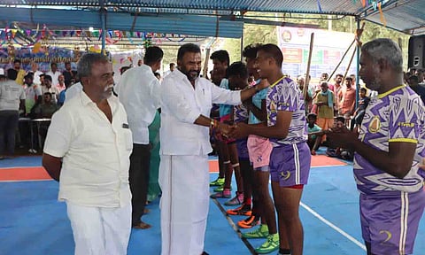 மகேந்திரன் எம்.எல்.ஏ., கபடி போட்டியை தொடங்கி வைத்து வீரர்களுக்கு வாழ்த்து கூறிய காட்சி. 