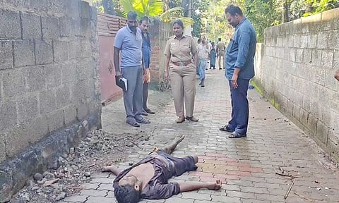 ராஜதுரை கொலை செய்யப்பட்டு பிணமாக கிடந்த இடத்தில் இன்ஸ்பெக்டர் சாய்லெட்சுமி தலைமையிலான போலீசார் விசாரணை நடத்திய காட்சி. 