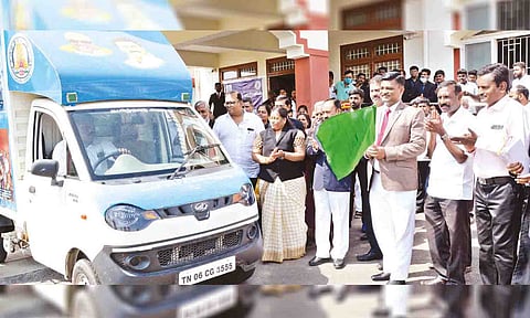 முதன்மை மாவட்ட நீதிபதி ஸ்வர்ணம் நடராஜன் வாகனத்தை கொடியசைத்து தொடங்கி வைத்த காட்சி.