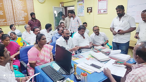 திருமங்கலத்தில் தாசில்தாரிடம் நகராட்சி தலைவர், அனைத்து கவுன்சிலர்கள் கோரிக்கை மனு கொடுத்தனர்.