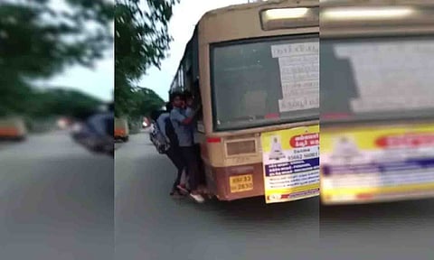 பஸ்சின் படியில் தொங்கியபடி பயணம் செய்யும் பள்ளி மாணவர்களை படத்தில் காணலாம்.
