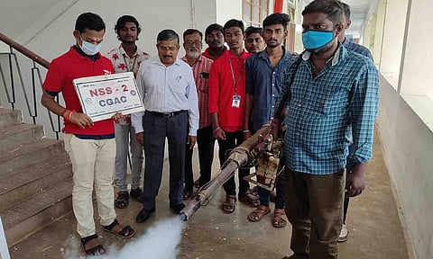 ல்லூரி வளாகத்தில் கொசு மருந்து அடிக்கப்பட்ட காட்சி.