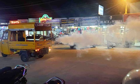 வீ திகளில் கொசு மருந்து அடிக்கும் பணியை படத்தில் காணலாம்.