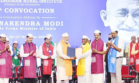 விழாவில் இசையமைப்பாளர் இளையராஜாவுக்கு கவுரவடாக்டர் பட்டத்தை பிரதமர் மோடி வழங்கினார். அருகில் முதல்-அமைச்சர் மு.க.ஸ்டாலின், ஆளுநர் ஆர்.என்.ரவி மற்றும் பலர் உள்ளனர்.