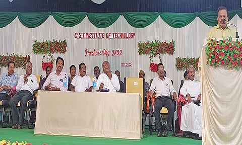 தளவாய்சுந்தரம் எம்.எல்.ஏ. பேசியபோது எடுத்த படம் 