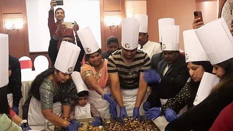 ஊட்டி நட்சத்திர ஓட்டலில் கிறிஸ்துமஸ் கேக் மிச்சிங் நிகழ்ச்சி
