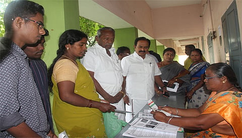 வாக்காளர் பட்டியலில் பெயர் சேர்த்தல் பணிகளை வக்கீல் ராஜேந்திரன் எம்.எல்.ஏ மேயர் ராமச்சந்திரன் ஆகியோர் ஆய்வு செய்த காட்சி.