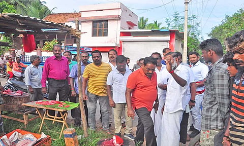 தெங்கம்புதூர் பகுதியில் மேயர் மகேஷ் ஆய்வு மேற்கொண்ட காட்சி 
