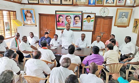 நெல்லையில் நடைபெற்ற ஆலோசனை கூட்டத்தில் மாநகர் மாவட்ட காங்கிரஸ் தலைவர் சங்கரபாண்டியன் பேசிய போது எடுத்த படம்.