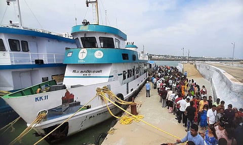 படகுத்துறையில் நீண்ட வரிசையில் காத்திருந்த சுற்றுலா பயணிகளை படத்தில் காணலாம்
