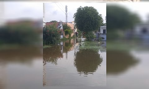 குடியிருப்பு பகுதியில் தேங்கிய மழைநீரை படத்தில் காணலாம். 