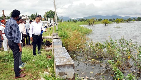 காடையாம்பட்டி ஒன்றியம் செட்டிப்பட்டி ஏரி பருவமழை காரணமாக நிரம்பியுள்ளதை கலெக்டர் நேரில் பார்வையிட்டு ஆய்வு செய்தார். அருகில் கூடுதல் கலெக்டர் பாலசந்தர், மாவட்ட வன அலுவலர் கவுதம் ஆகியோர் உள்ளனர்.