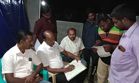 தி.மு.க. இளைஞரணிக்கு உறுப்பினர்கள் சேர்க்கை நிகழ்ச்சி நடைபெற்ற காட்சி. 