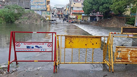 தரைபாலம் மூழ்கியதால் போக்குவரத்து துண்டிப்பு