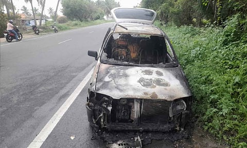 நடுரோட்டில் தீப்பற்றி எரிந்த கார். 