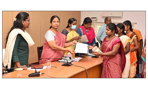 மாம்பாடி கிராமத்தை சேர்ந்த இருளர் இன மக்களுக்கு இலவச வீட்டுமனை பட்டாக்களை கலெக்டர் சாந்தி வழங்கினார்.