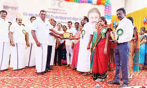 திருப்பத்தூர் தொடக்க வேளாண்மை கூட்டுறவு சங்கத்திற்கு சிறந்த சங்கத்திற்கான விருதை கலெக்டர் அமர்குஷ்வாஹா, சி.என்.அண்ணாதுரை எம்.பி. தலைவர் ராஜாவிடம் வழங்கிய போது எடுத்த படம். 