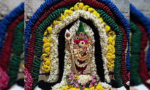 முருகருக்கு மலர்களால் அலங்கரிக்கப்பட்ட காட்சி.