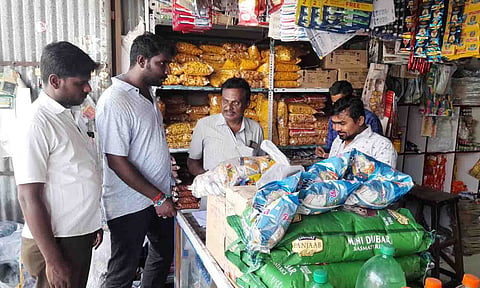 அதிகாரிகள் கடைகளில் வரி வசூலில் ஈடுபட்ட காட்சி. 