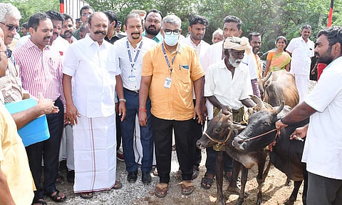 திருப்பத்தூர் யூனியன் காட்டாம்பூர் ஊராட்சி தேவரம்பூர் கிராமத்தில் நடந்த கால்நடை விழிப்புணர்வு முகாமை அமைச்சர் பெரியகருப்பன் தொடங்கி வைத்து பார்வையிட்டார்.