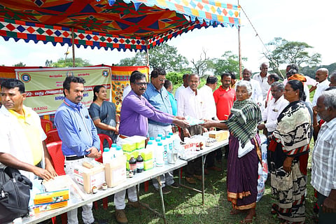 கூட்டுறவு வார விழாவையொட்டி இலவச கால்நடை மருத்துவ முகாம் நடந்தது.