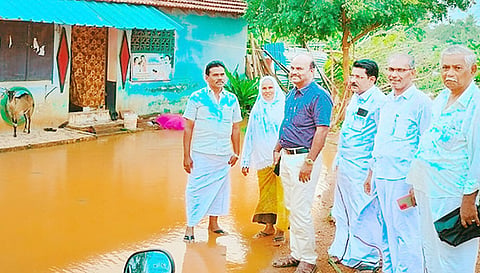மழைநீர் சூழ்ந்த பகுதிகளை பேரூராட்சி செயல் அலுவலர் காலசாமி ஆய்வு.