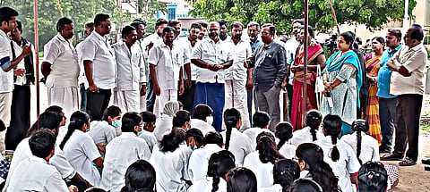போராட்டம் நடத்திய மாணவ-மாணவிகளிடம் ஆர்.பி.உதயகுமார் எம்.எல்.ஏ. பேச்சு வார்த்தை நடத்தினார்.