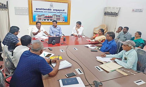மாநகராட்சி அலுவலகத்தில் அதிகாரிகளுடன் ஆலோசனைக்கூட்டம் நடந்தபோது எடுத்த படம் 