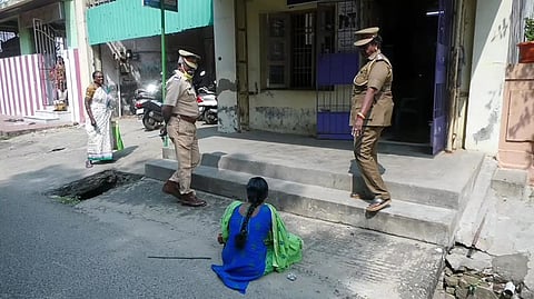  போலீஸ் நிலையம் முன்பு தர்ணா போராட்டம் செய்த இளம்பெண்ணை படத்தில் காணலாம். 
