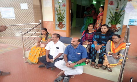 கவுன்சிலர்கள் தர்ணா போராட்டம் நடத்தியபோது எடுத்த படம் 