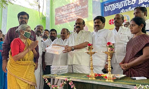 பயனாளிகளுக்கு நலத்திட்ட உதவிகளை திருப்பூர் தெற்கு சட்டமன்ற உறுப்பினர் செல்வராஜ் வழங்கிய காட்சி.