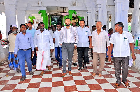 பொட்டல்புதூர் முகைதீன் ஆண்டவர் பள்ளிவாசலில் கலெக்டர் ஆகாஷ் ஆய்வு செய்த காட்சி.