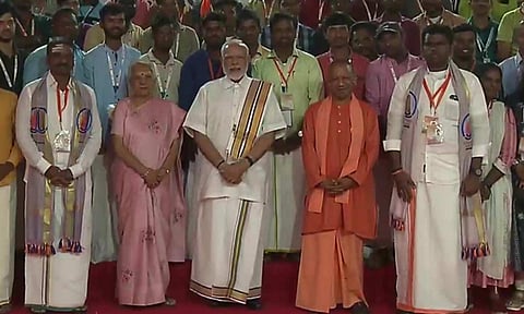 விழாக்கோலமான வாரணாசி நகரம்- காசி தமிழ் சங்கமத்தை தொடங்கி வைத்தார் பிரதமர் மோடி