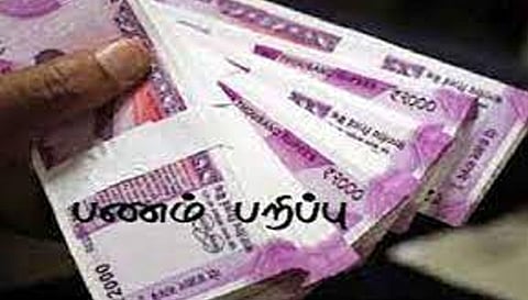 லாரியை வழி மறித்து பணம் பறித்துச் சென்ற 2 பெண்கள்