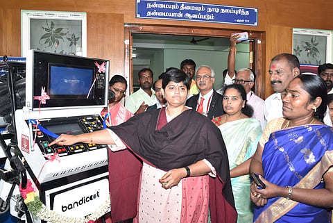 பாதாள சாக்கடை சுத்தம் செய்ய ரோபோட் எந்திரம்