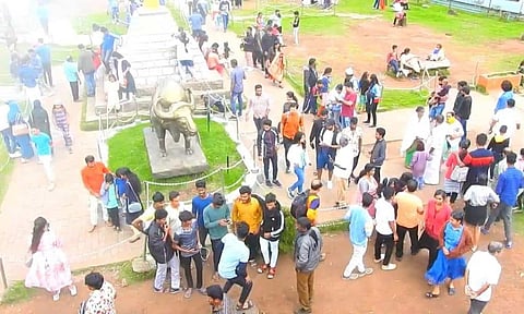 மோயர் பாயிண்ட் பகுதியில் குவிந்த சுற்றுலா பயணிகள்.
