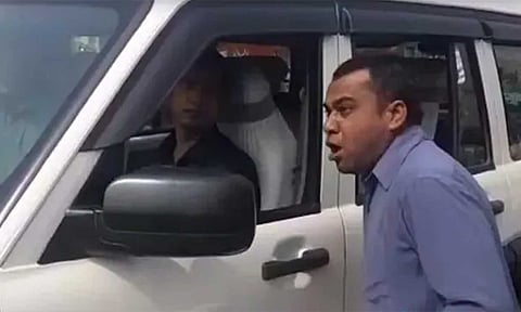 இப்படியா எங்களை அலையவிடுவது..? நாய் போன்று குரைத்து அதிகாரியிடம் மனு அளித்த மேற்கு வங்காள நபர்
