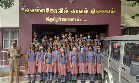 போலீஸ் நிலைய பணிகள் குறித்து மாணவிகளுக்கு விளக்கம் அளிக்கப்பட்ட காட்சி. 